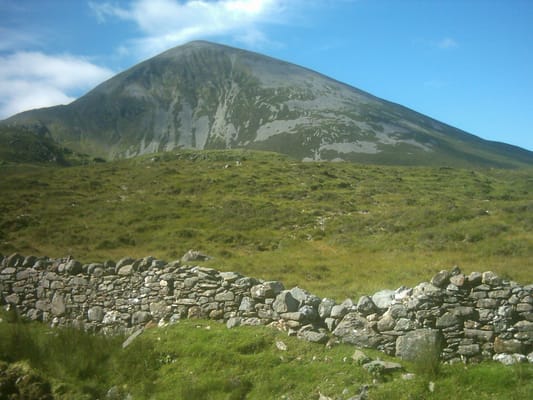 Croagh Patrick, derrière un muret de pierres sèches.