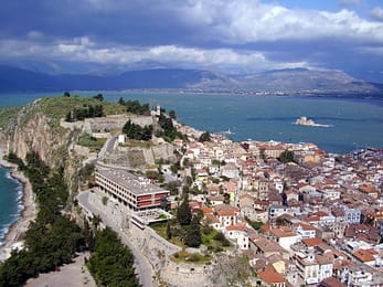 Nauplie vue de l’Acronauplie, avec le golfe d’Argolide et l’îlot du Bourtzi.