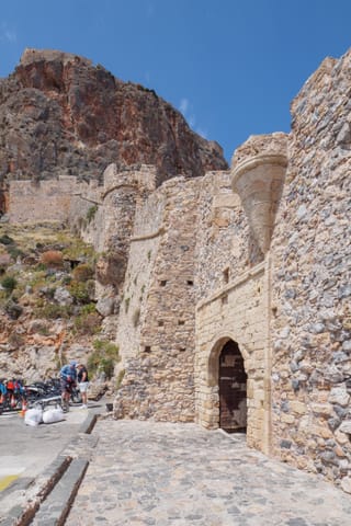 La porte de la ville basse de Monemvasia, sous la falaise du rocher.