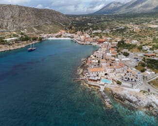 Gerolimenas, son petit port et ses maisons-tours de pierre.