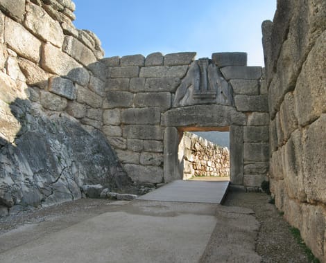 La porte des Lionnes de Mycènes, entre ses murs cyclopéens.
