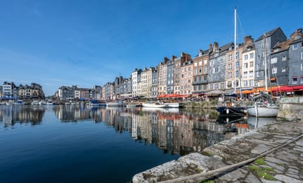 Le Vieux Bassin d’Honfleur et ses hautes maisons.