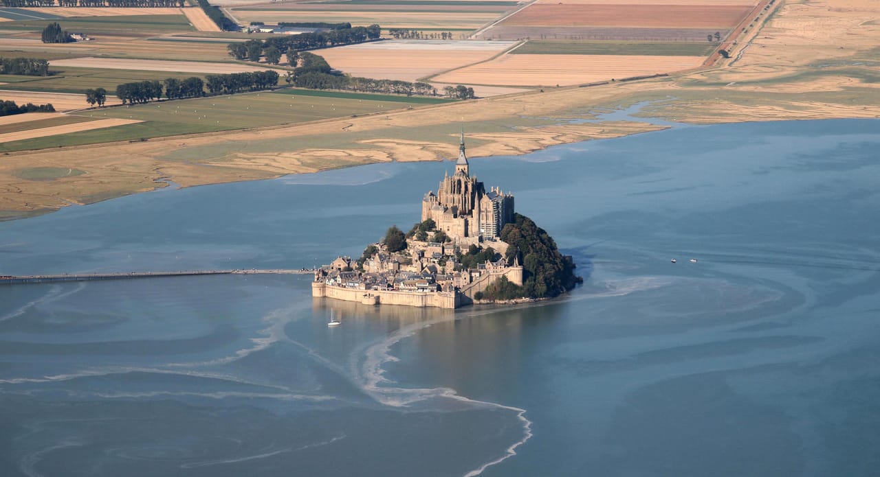 Le Mont-Saint-Michel au milieu de sa baie.