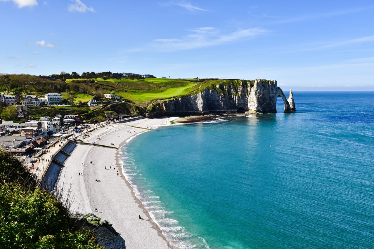 La plage d’Étretat, la falaise d’Aval et son Aiguille.