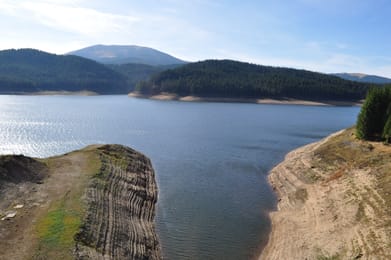 Le lac d’Oașa entre ses versants de sapins, sur la descente vers Sebeș.