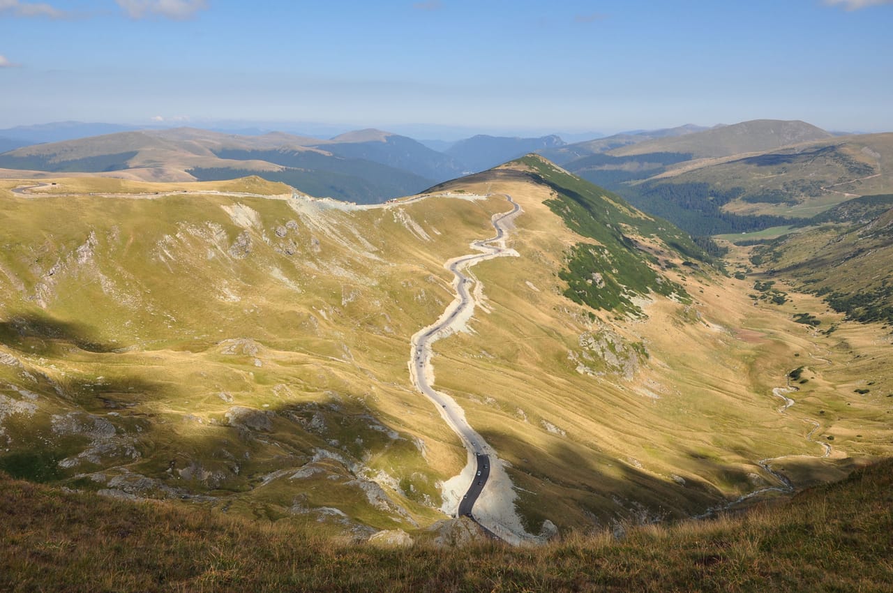La Transalpina en lacets sur les alpages du Parâng.