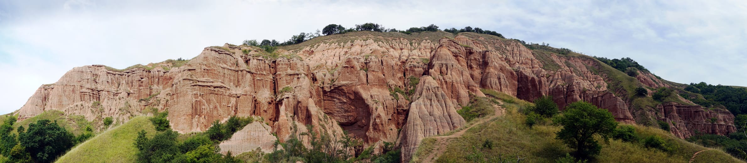Les falaises rouges ravinées de Râpa Roșie, près de Sebeș.