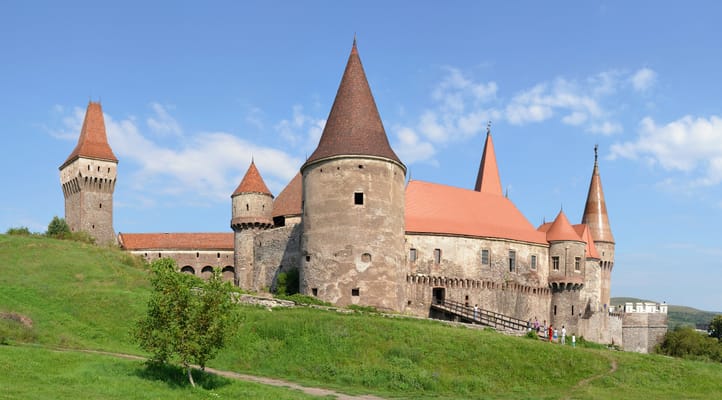 Le château des Corvin à Hunedoara, ses tours et ses toits pointus.