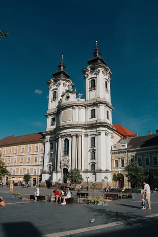 L’église baroque des Minorites sur la place Dobó, à Eger.