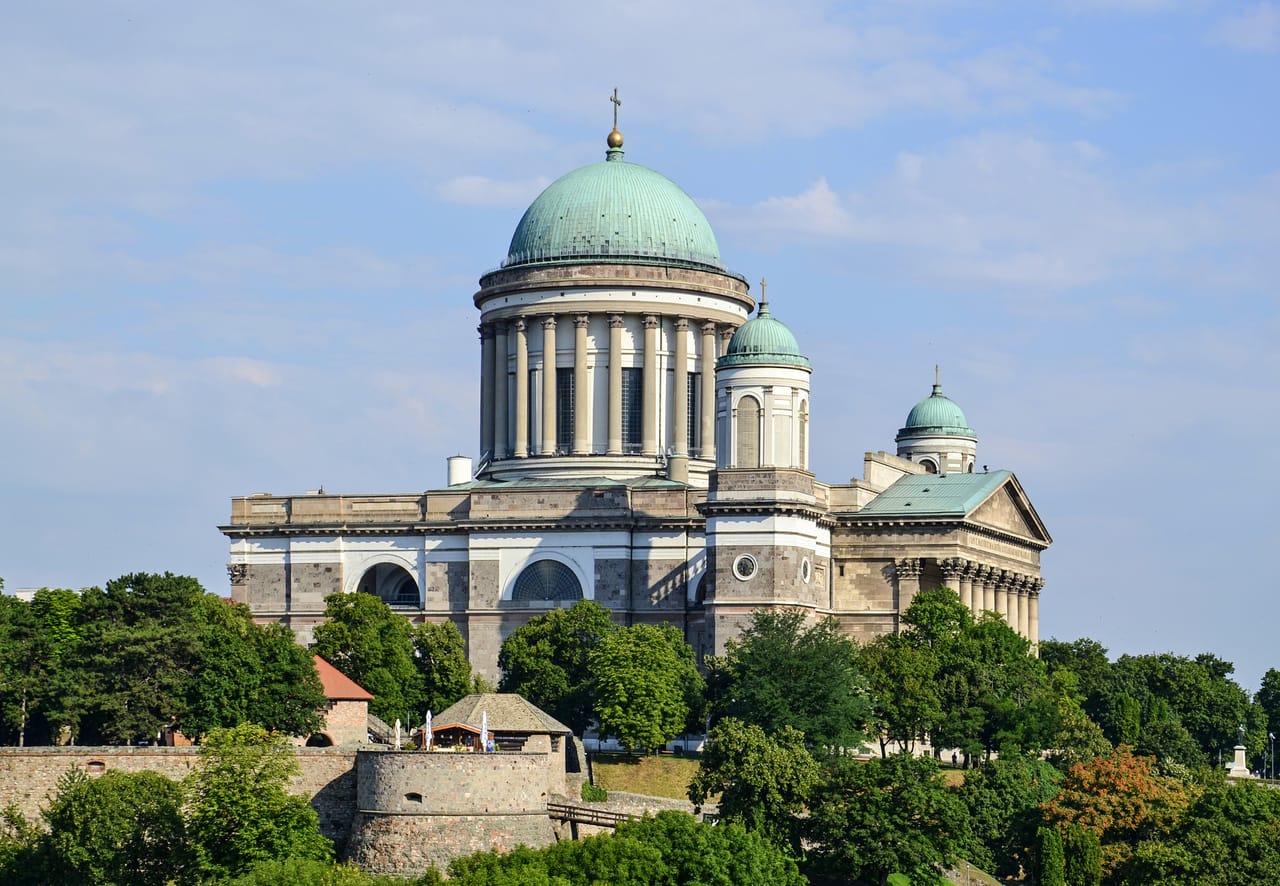 La basilique d’Esztergom au-dessus des remparts du château.