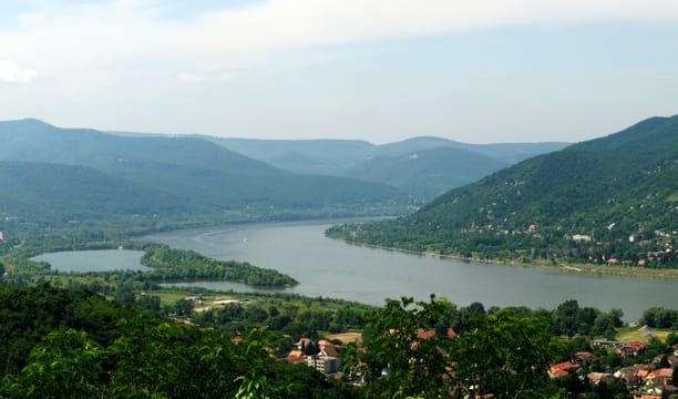 Le coude du Danube vu de la citadelle de Visegrád, entre les collines boisées.