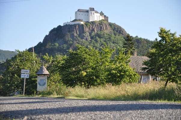 Le château de Füzér sur son rocher volcanique.