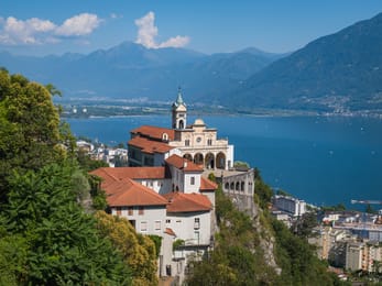 La Madonna del Sasso, accrochée au rocher au-dessus de Locarno et du lac Majeur.