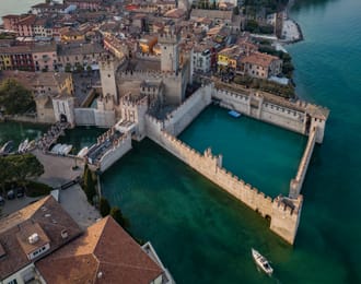 Le château scaligère de Sirmione et sa darse fortifiée, vus du ciel.