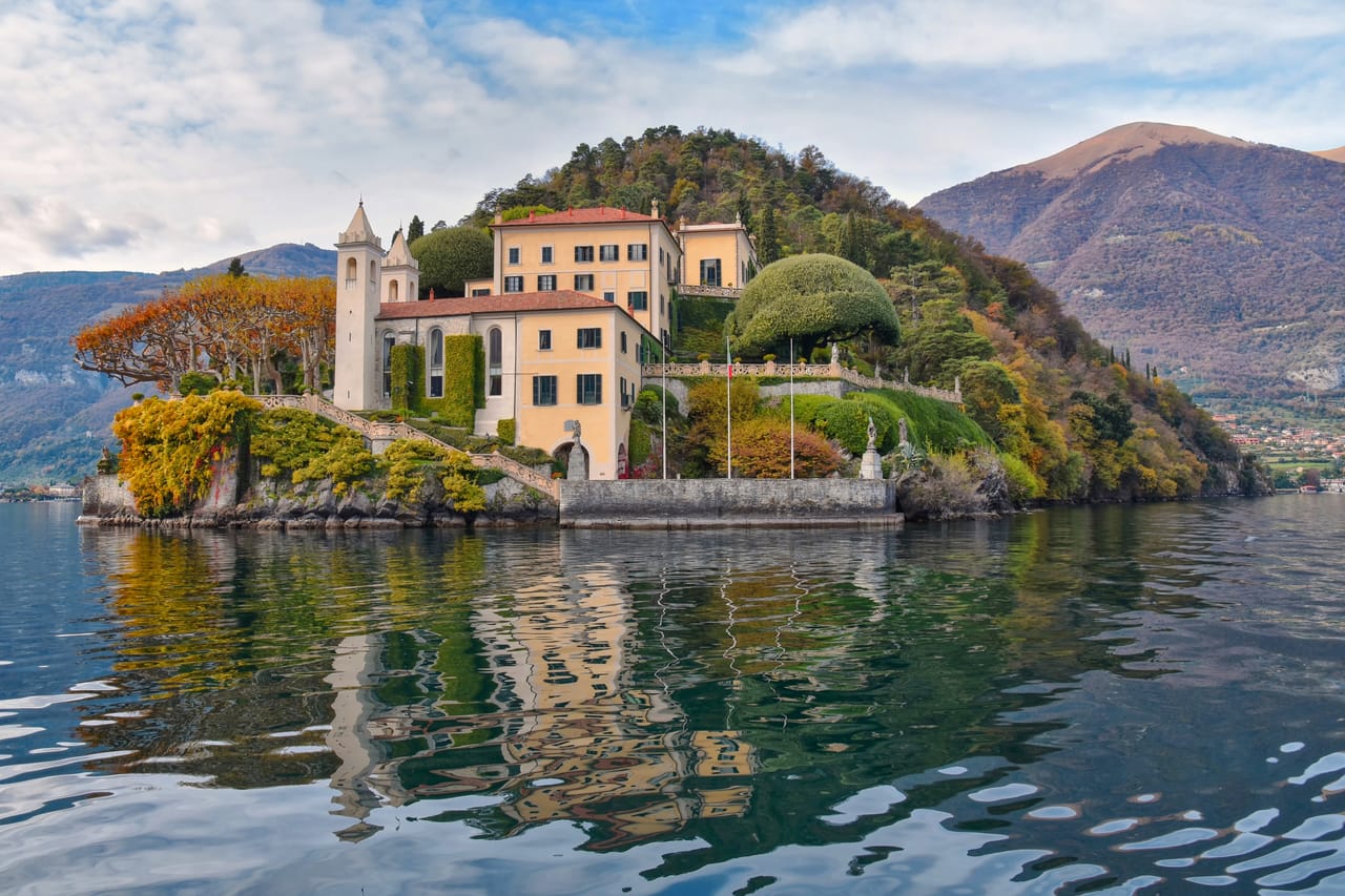 La Villa del Balbianello à la pointe du Dosso di Lavedo, aux couleurs de l’automne, sur le lac de Côme.