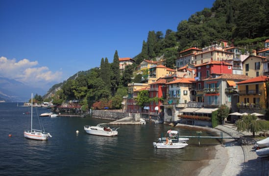 Varenna, ses maisons colorées au-dessus du petit port.