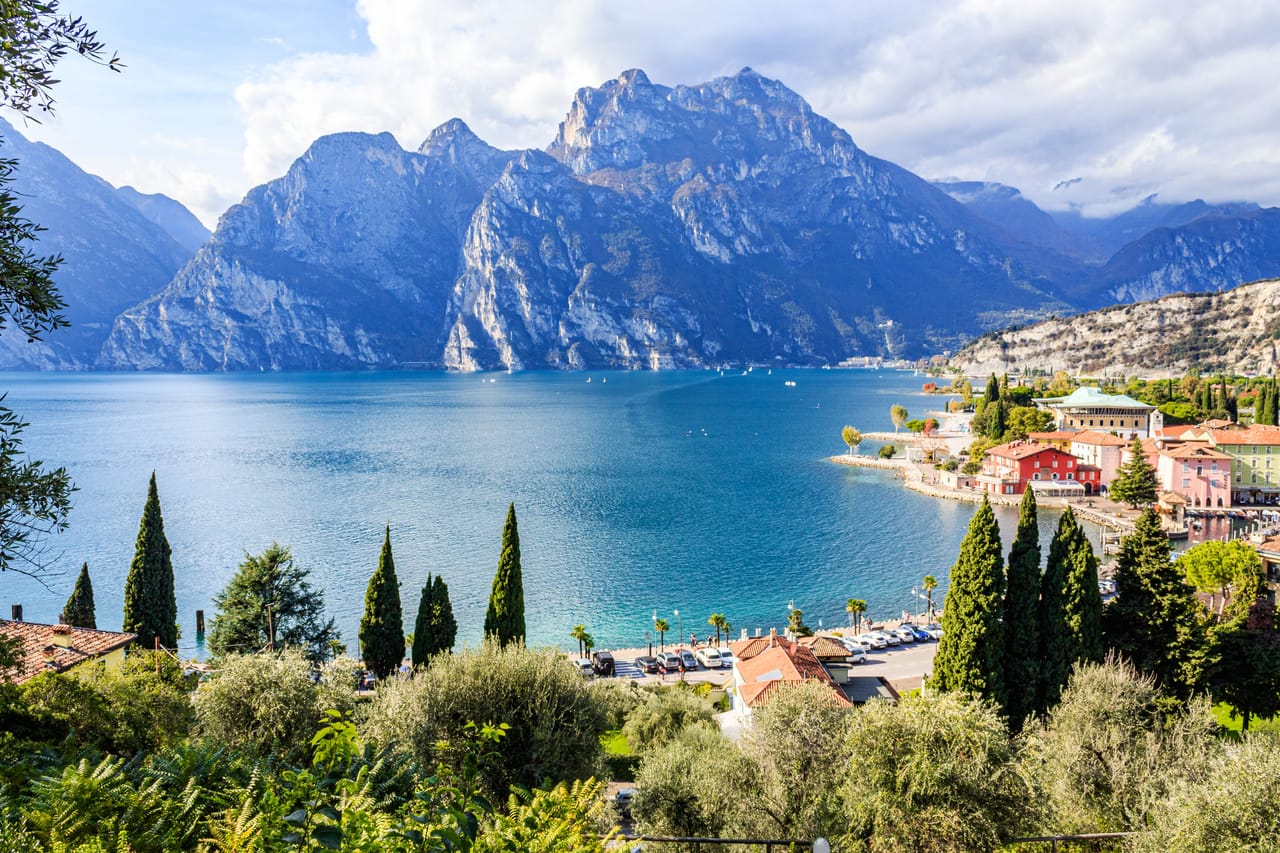 Le nord du lac de Garde, entre falaises et cyprès, près de Riva del Garda.