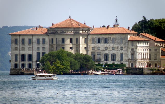 Le palais Borromée d’Isola Bella, vu de Baveno.