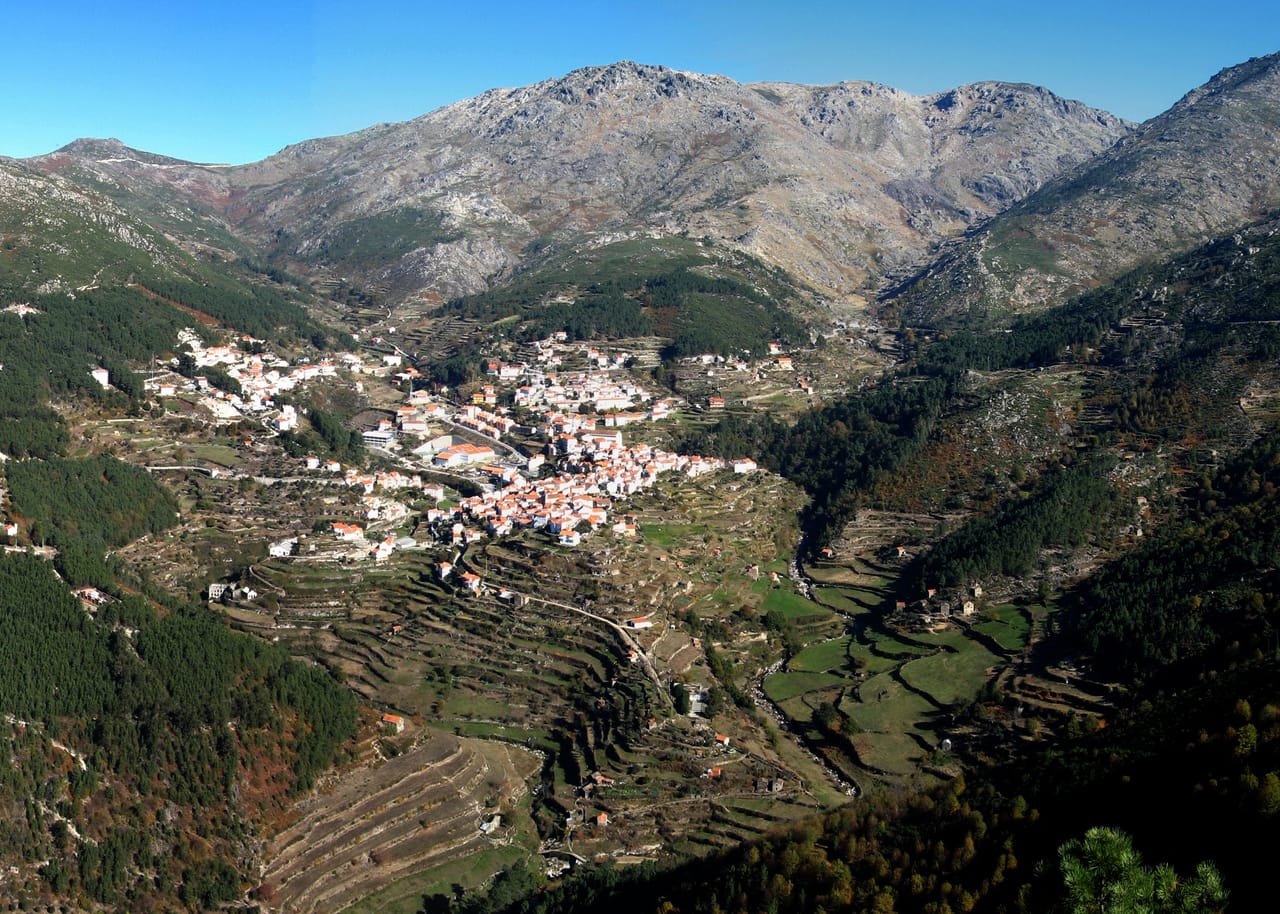 Loriga et sa vallée glaciaire en terrasses, sous les crêtes de granit de la Serra da Estrela.
