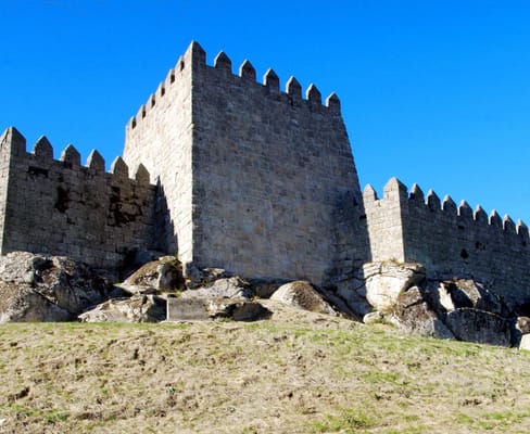 Le château de Trancoso, son donjon carré et ses courtines crénelées.