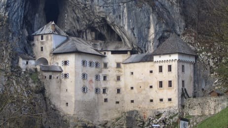 Le château de Predjama, construit dans l’entrée d’une grotte.