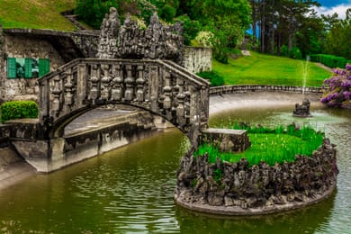 Le jardin Ferrari de Štanjel, son bassin et son pont de pierre, sous le village.