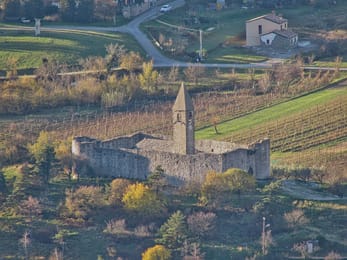 L’église de la Sainte-Trinité de Hrastovlje dans son enceinte, au milieu des vignes.