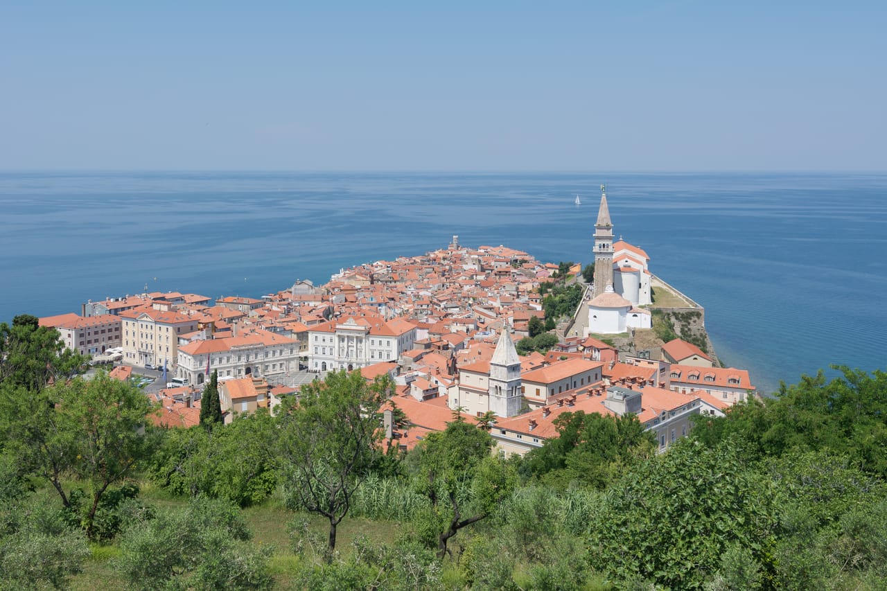 Piran et ses toits rouges, au bout de sa presqu’île sur l’Adriatique.