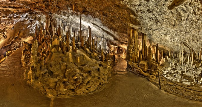 Une galerie des grottes de Škocjan, ses stalagmites et le sentier de visite.