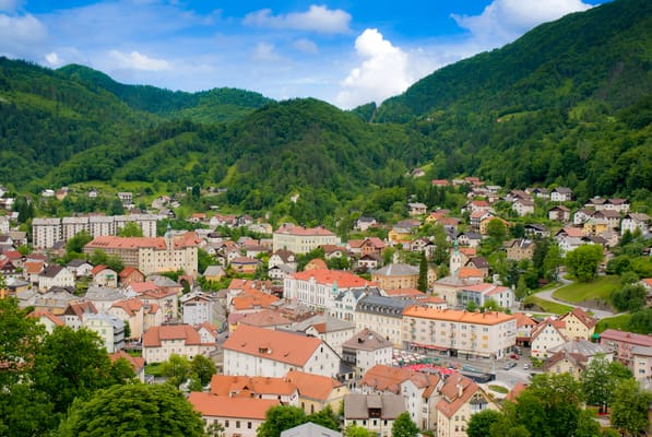 Idrija au fond de sa vallée verte.