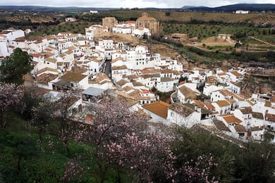 Setenil de las Bodegas et ses maisons sous la roche.