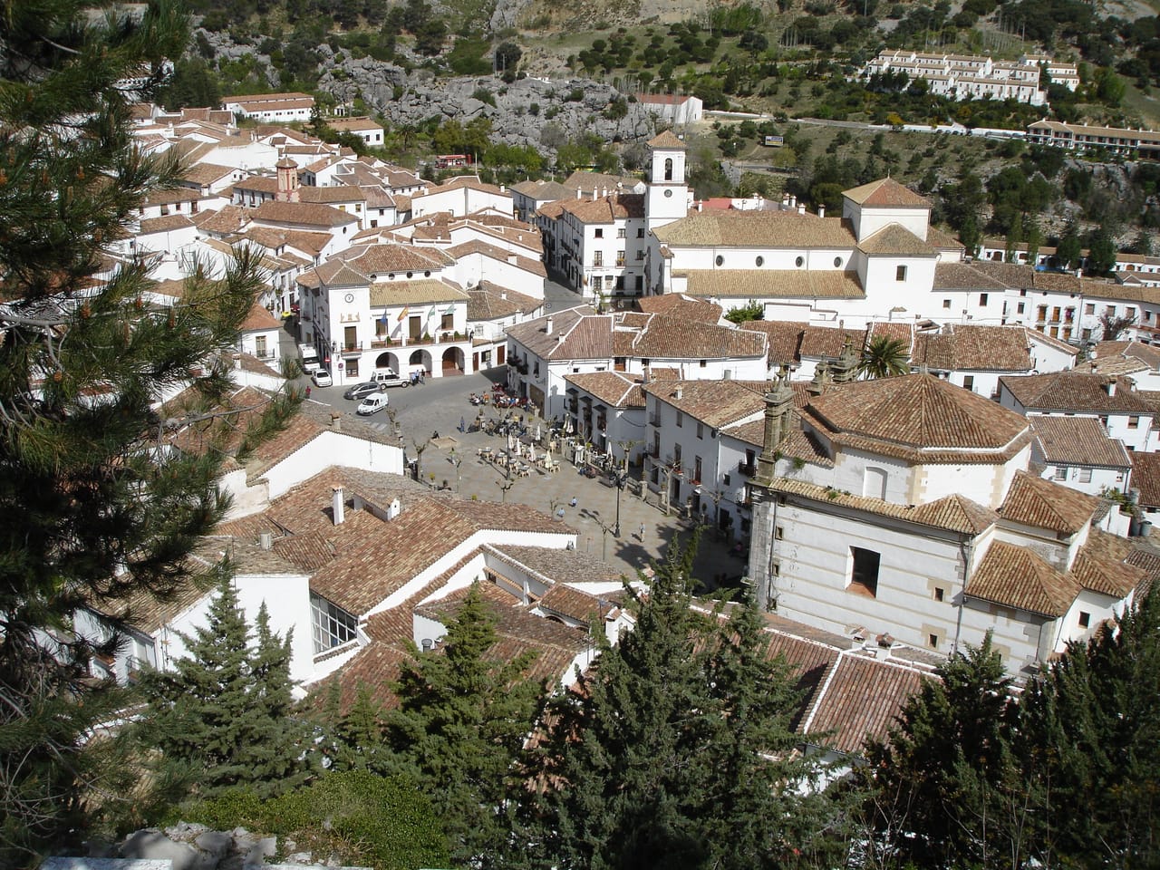 Grazalema, au pied de sa sierra.
