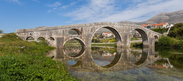 Le pont Arslanagić et ses arches sur la Trebišnjica, à Trebinje.