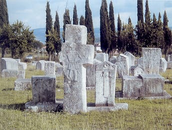 Les stećci sculptés de Radimlja, près de Stolac.