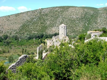 La tour de Počitelj au-dessus de la vallée de la Neretva.