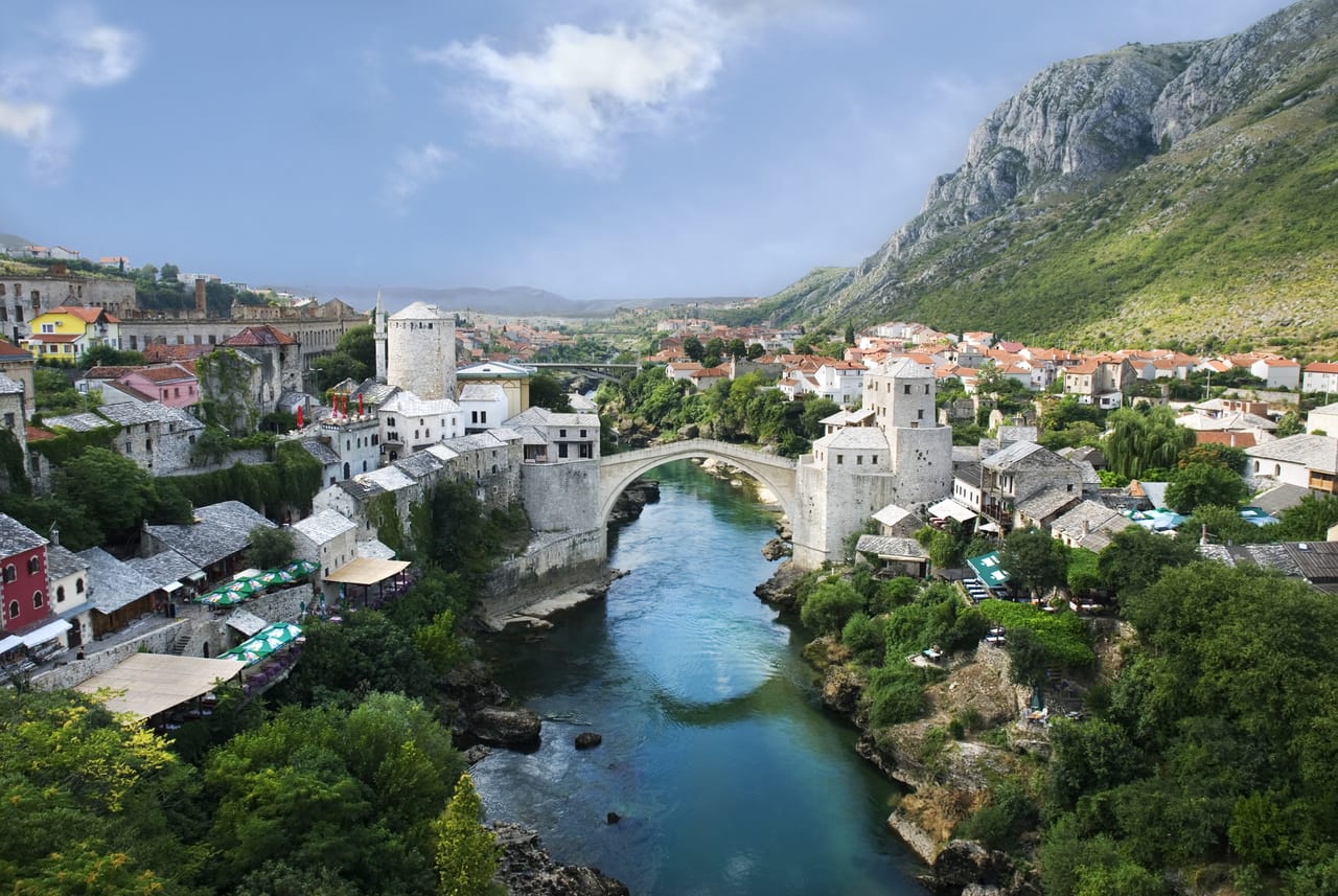 Mostar et le Stari Most au-dessus de la Neretva.