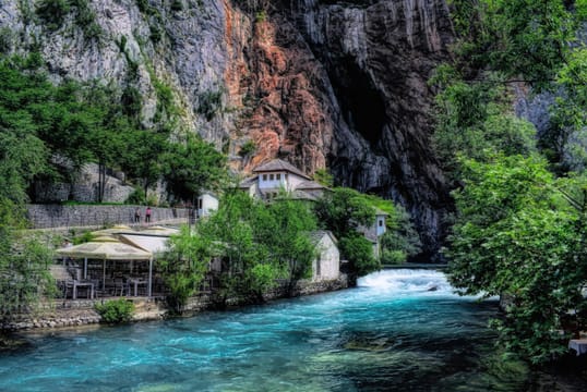 La tekké de Blagaj au pied de la falaise, au bord de la source de la Buna.