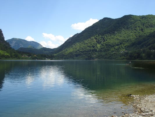 Le lac de Borak entre ses versants boisés.