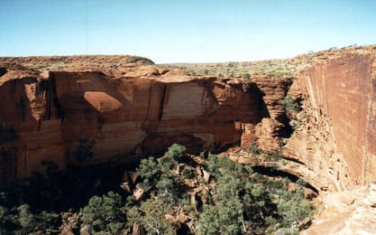 Les parois de Kings Canyon, vues depuis le bord.
