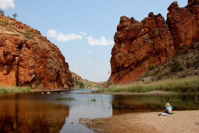 Le trou d’eau de Glen Helen Gorge, au pied des falaises.