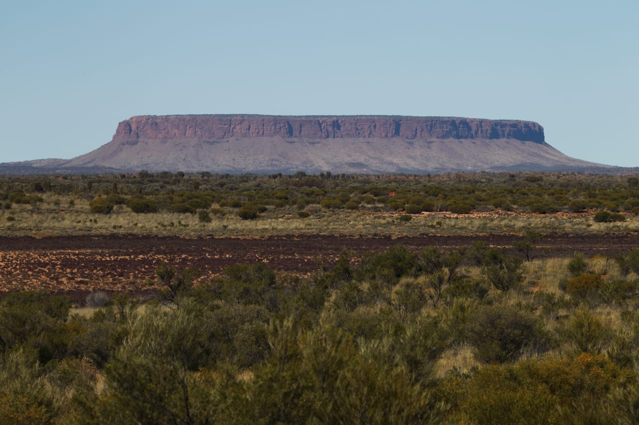 La mesa de Mount Conner au-dessus de la brousse, sur la route d’Uluru.