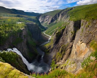 Vøringsfossen plonge dans la gorge du Måbødalen.