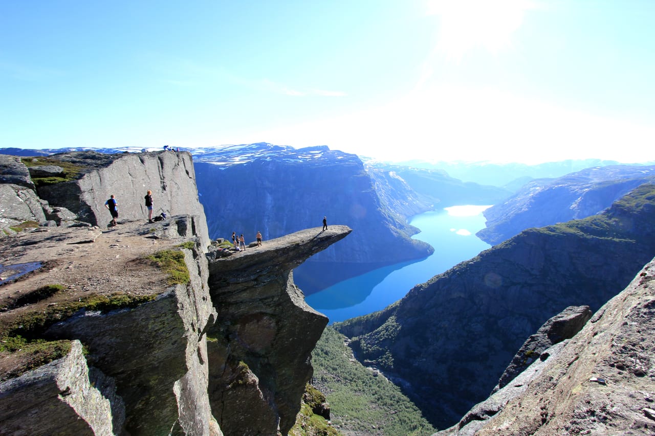 Trolltunga, la langue de pierre au-dessus du lac Ringedalsvatnet.