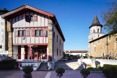 Une maison labourdine et le clocher d’Ainhoa.