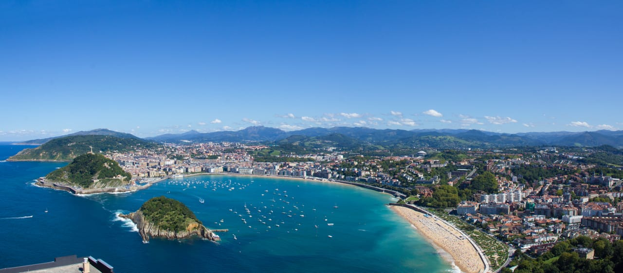 Le mont Urgull et la baie de la Concha, à Saint-Sébastien.
