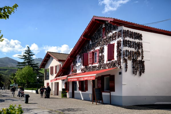 Des piments mis à sécher sur une façade d’Espelette.