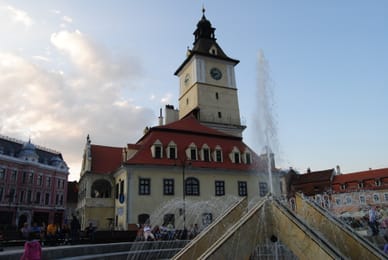 L’ancien hôtel de ville de Brașov et sa fontaine, sur la place du Conseil.