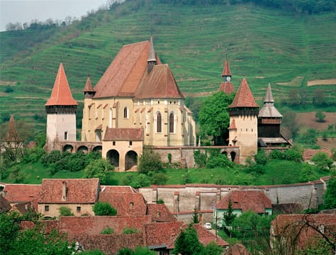 L’église fortifiée de Biertan, sa double enceinte et les vignes derrière le village.