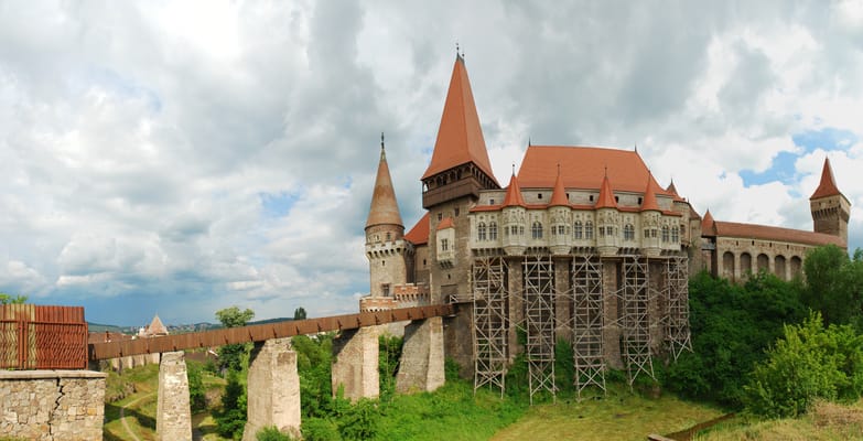 Le château des Corvin à Hunedoara et son pont sur piles au-dessus du ravin.