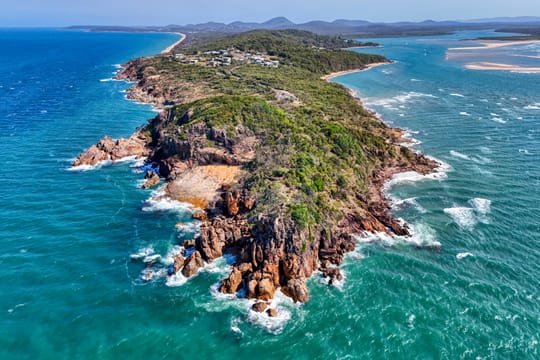 Le promontoire de Seventeen Seventy, ses rochers rouges et la mer turquoise de Bustard Bay.